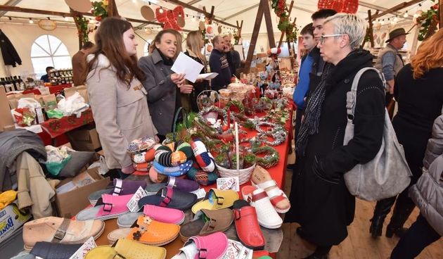 U organizaciji HGK Zupanijske komore Zadar na Trgu pet bunara otvoren je 10. sajam hrane, pica, delikatesnih proizvoda i suvenira Nasi mali gusti. Photo: Dino Stanin/PIXSELL