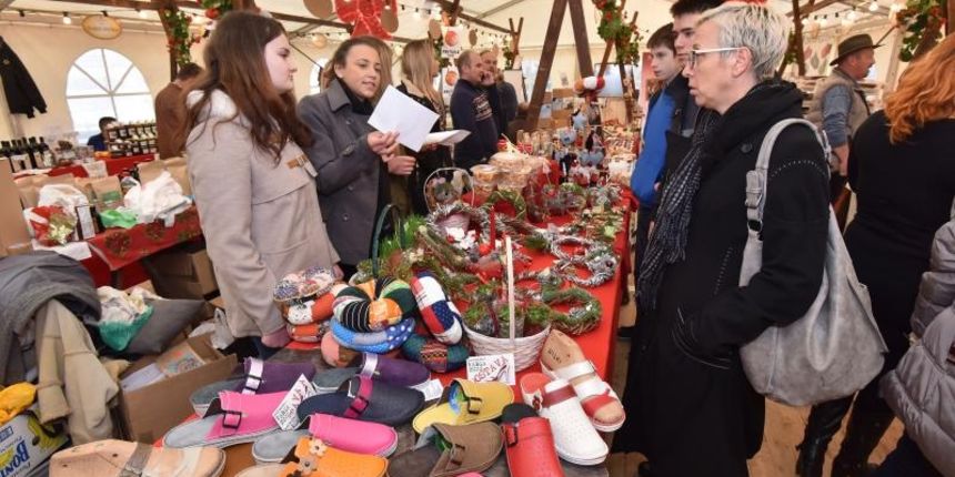 U organizaciji HGK Zupanijske komore Zadar na Trgu pet bunara otvoren je 10. sajam hrane, pica, delikatesnih proizvoda i suvenira Nasi mali gusti. Photo: Dino Stanin/PIXSELL