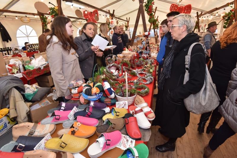 U organizaciji HGK Zupanijske komore Zadar na Trgu pet bunara otvoren je 10. sajam hrane, pica, delikatesnih proizvoda i suvenira Nasi mali gusti. Photo: Dino Stanin/PIXSELL U organizaciji HGK Zupanijske komore Zadar na Trgu pet bunara otvoren je 10. sajam hrane, pica, delikatesnih proizvoda i suvenira Nasi mali gusti. Photo: Dino Stanin/PIXSELL