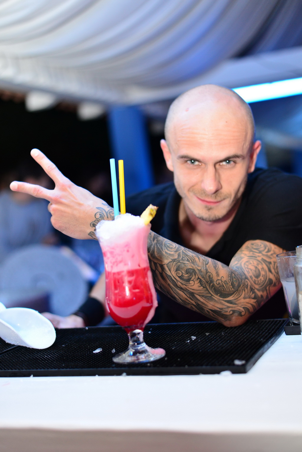 Nostromo & Vagabundo Vir: DJ Djuka i Led robot Nostromo & Vagabundo Vir: DJ Djuka i Led robot