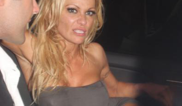 Pamela pokazala bradavice i gaćice (Tportal.hr)