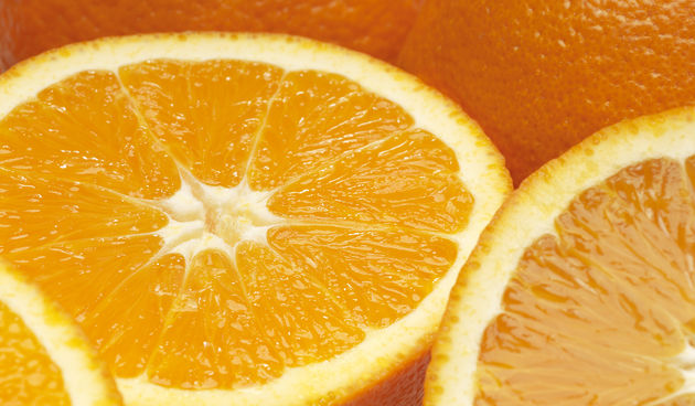 Naranče bogate vitaminom C, no sadrže i vrlo malo kalorija, ali jako puno antioksidansa. U jednoj velikoj naranči je 74 mg kalcija, a u čaši soka od naranče 27 mg.