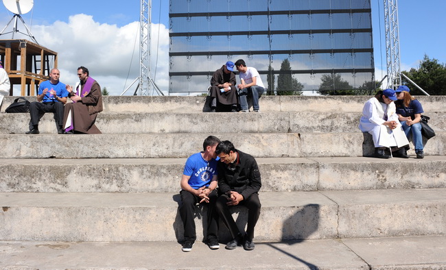 Zadar, 080510.
Zadar je domacin Susreta katolicke mladezi 2010. 
Susret ce trajati dva dana a u njemu ce sudjelovati preko 30.000 mladih iz Hrvatske i svijeta. 
Na fotografiji: mladi su se prije mise mogli ispovjedati na otvorenom.
Foto: Andrija Lucic / C