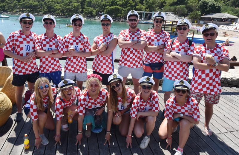 Posljednji dan Love International Festivala u Tisnom privukao je veliki broj mladih iz cijele Europe, a najviče iz Velike Britanije. Photo: Hrvoje Jelavić/PIXSELL Posljednji dan Love International Festivala u Tisnom privukao je veliki broj mladih iz cijele Europe, a najviče iz Velike Britanije. Photo: Hrvoje Jelavić/PIXSELL