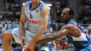 Zadar, 010610.
Dvorana Kresimir Cosic u Zadru. Druga finalna utakmica kosarkaskog prvenstva Hrvatske odigrana izmedju KK Zadar i KK Cibona.
Na slici: Stipcevic i Gordon u borbi za loptu.
Foto: Andrija Lucic / CROPIX Zadar, 010610.
Dvorana Kresimir Cosic u Zadru. Druga finalna utakmica kosarkaskog prvenstva Hrvatske odigrana izmedju KK Zadar i KK Cibona.
Na slici: Stipcevic i Gordon u borbi za loptu.
Foto: Andrija Lucic / CROPIX