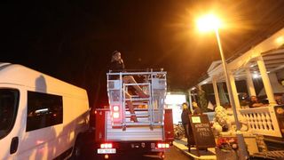 CMC Festival Vodice: Spektakularan dolazak Nives Celzijus u košari vatrogasnog vozila. Photo: Hrvoje Jelavić/PIXSELL CMC Festival Vodice: Spektakularan dolazak Nives Celzijus u košari vatrogasnog vozila. Photo: Hrvoje Jelavić/PIXSELL