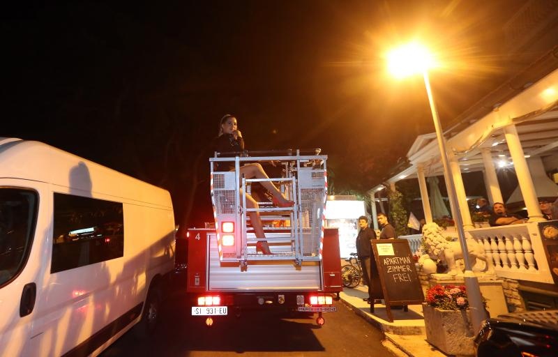 CMC Festival Vodice: Spektakularan dolazak Nives Celzijus u košari vatrogasnog vozila. Photo: Hrvoje Jelavić/PIXSELL CMC Festival Vodice: Spektakularan dolazak Nives Celzijus u košari vatrogasnog vozila. Photo: Hrvoje Jelavić/PIXSELL