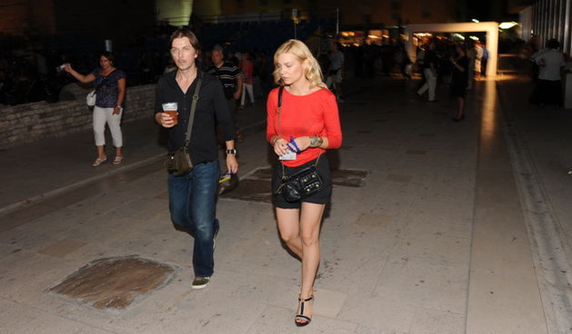 Zadar, 230710.
Danas je u Zadru na Forumu ispred crkve Sv. Donat nastupila svjetska jazz i soul diva Natalie Cole. 
Na slici: Anja Alavanja u ugodnom drustvu.
Foto: Andrija Lucic / CROPIX