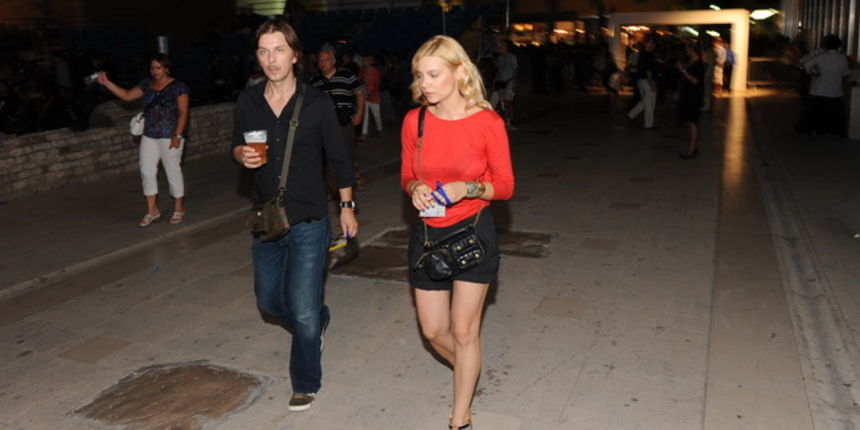 Zadar, 230710.
Danas je u Zadru na Forumu ispred crkve Sv. Donat nastupila svjetska jazz i soul diva Natalie Cole.
Na slici: Anja Alavanja u ugodnom drustvu.
Foto: Andrija Lucic / CROPIX Zadar, 230710.
Danas je u Zadru na Forumu ispred crkve Sv. Donat nastupila svjetska jazz i soul diva Natalie Cole.
Na slici: Anja Alavanja u ugodnom drustvu.
Foto: Andrija Lucic / CROPIX