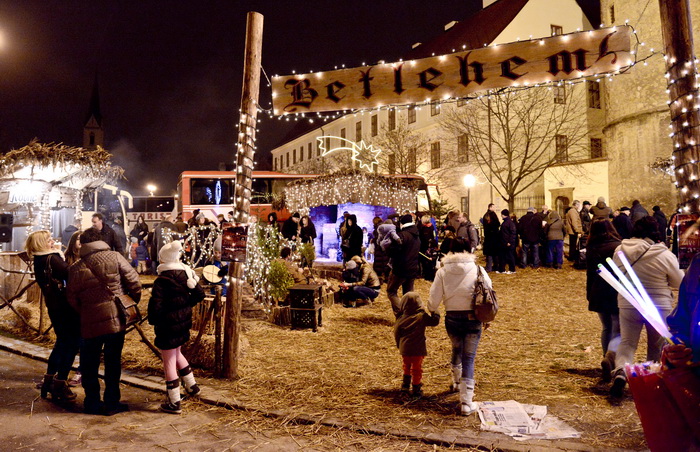 Zagreb, 221212.
Kaptol.
Zajednica Cenacolo vec 13 godina ispred Katedrale na Kaptolu u bozicno vrijeme priredjuje Zive jaslice.
Na fotografiji: detalj sa priredbe.
Foto: Admir Buljubasic / CROPIX Zagreb, 221212.
Kaptol.
Zajednica Cenacolo vec 13 godina ispred Katedrale na Kaptolu u bozicno vrijeme priredjuje Zive jaslice.
Na fotografiji: detalj sa priredbe.
Foto: Admir Buljubasic / CROPIX