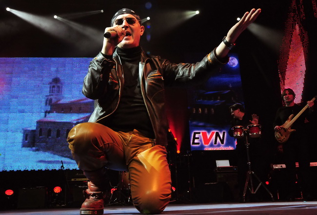 Skoplje, 240110.
Humanitarni koncert odrzan u Skoplju na kome su izvodjaci premijerno pjevali pjesme koje je komponirao Tose Proeski.
Na fotografiji: Oliver Mandic.
Foto: Maja Zlatevska / CROPIX Skoplje, 240110.
Humanitarni koncert odrzan u Skoplju na kome su izvodjaci premijerno pjevali pjesme koje je komponirao Tose Proeski.
Na fotografiji: Oliver Mandic.
Foto: Maja Zlatevska / CROPIX