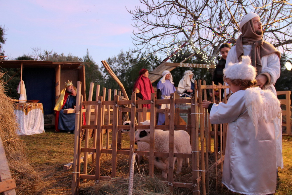 U Diklu kod bunara upriličene žive jaslice U Diklu kod bunara upriličene žive jaslice