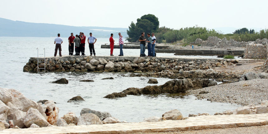 Rusenje mula u Dobropoljani na pasmanu