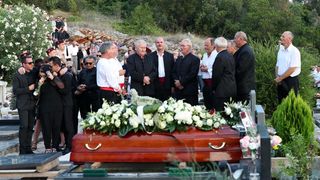 Posljednji ispraćaj Olivera Dragojevića na groblju Sveti Roko u Veloj Luci Posljednji ispraćaj Olivera Dragojevića na groblju Sveti Roko u Veloj Luci