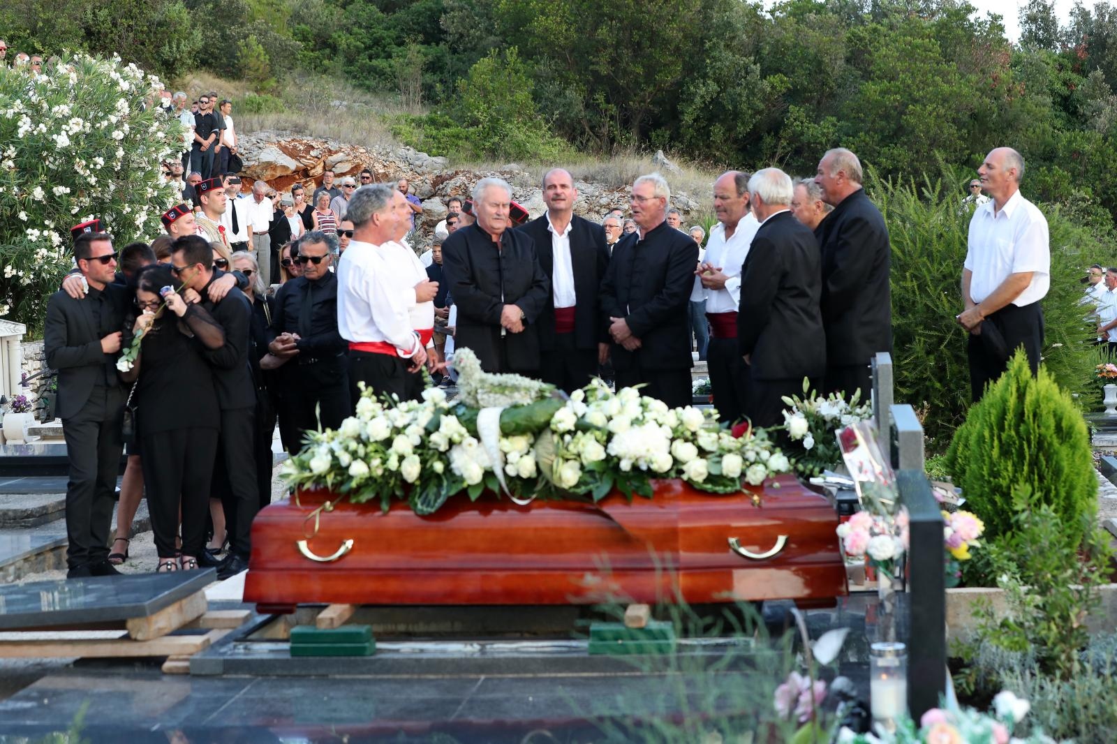 Posljednji ispraćaj Olivera Dragojevića na groblju Sveti Roko u Veloj Luci Posljednji ispraćaj Olivera Dragojevića na groblju Sveti Roko u Veloj Luci