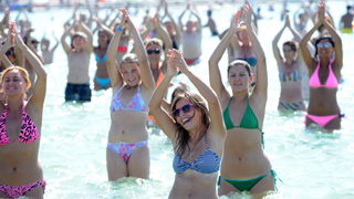 Zadar, 220811.
U turistickom  naselju Zaton u sklopu kojeg se nalazi i najveci autokamp u Hrvatskoj izuzetno su zadovoljni ovogodisnjom sezonom, broj gostiju u odnosu na druge godine je porastao za 7 posto. Trenutno se u naselju (kampu i apartmanima) nala