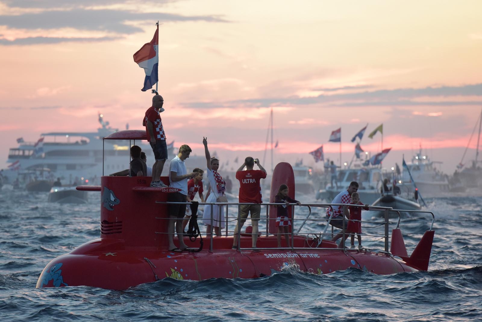 Svečani doček zadarskih Vatrenih: Jedrenjakom Branimir plovili od Gradskog mosta do gata na zadarskoj rivi