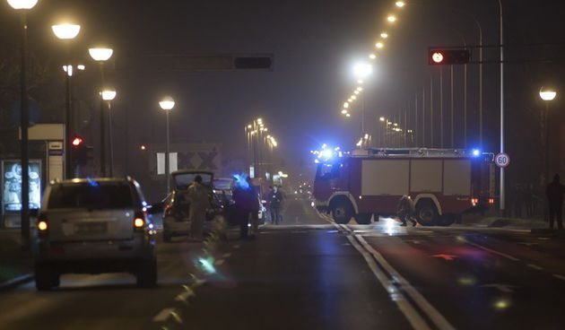 Zagreb, 110113.
Podsused. 
Sest minuta iza ponoci doslo je do eksplozije bombe na raskrizju Aleje Bologne i Gospodske ulice. 
Na fotografiji: detalj sa mjesta eksplozije.
Foto: Ivan Klindic / CROPIX