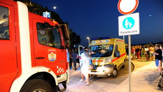 Zadar, 190810.
Veceras se u blizini zadarskih turistickih atrakcija morskih orgulja i pozdrava suncu iznenada srusilo stablo, na svu srecu nitko nije teze ozljedjen.
Foto : Andrija Lucic / cropix