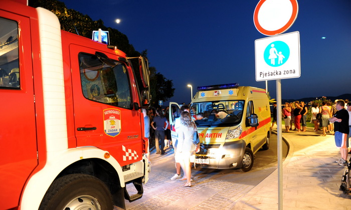 Zadar, 190810.
Veceras se u blizini zadarskih turistickih atrakcija morskih orgulja i pozdrava suncu iznenada srusilo stablo, na svu srecu nitko nije teze ozljedjen.
Foto : Andrija Lucic / cropix