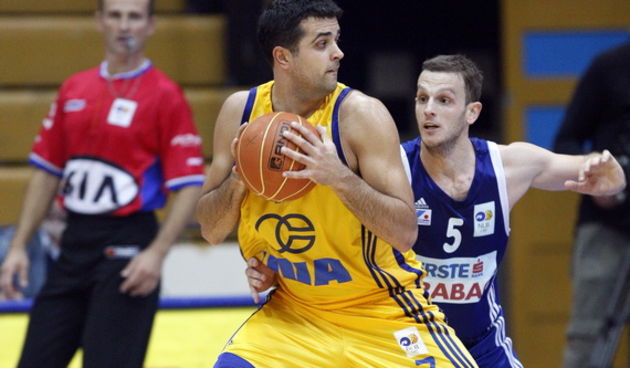 Zagreb, 171010.
Dvorana Drazen Petrovic.
3. kolo regionalne kosarkaske NLB lige, Zagreb CO – Zadar.
Na slici: Kruno Simon i Vladovic Jakov.
Foto: Goran Mehkek / CROPIX