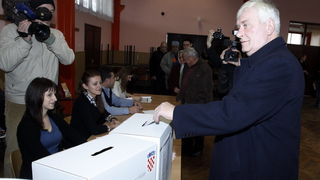 Koprivnicki Ivanec, 041211.
Josip Friscic, sef HSS-a i nositelj liste 2. izborne jedinice glasao je u ranim jutarnjim satima u Koprivnickom Ivancu.
Na slici: Josip Friscic na biralistu u Koprivnickom Ivancu.
Foto: Nikola Wolf / Podravski list / CROPIX