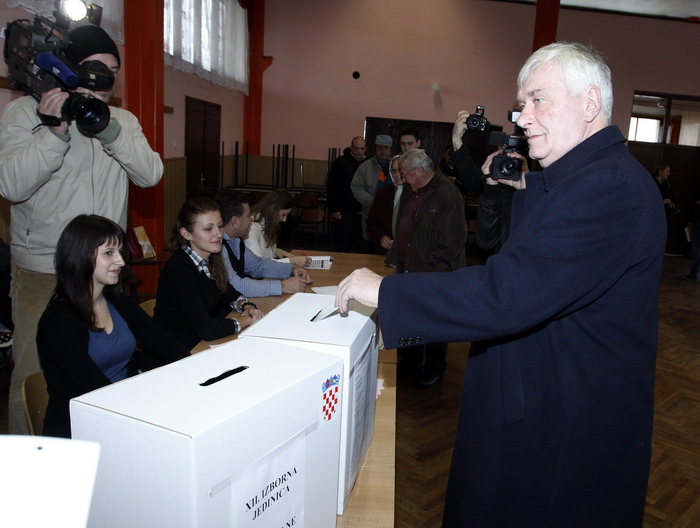 Koprivnicki Ivanec, 041211.
Josip Friscic, sef HSS-a i nositelj liste 2. izborne jedinice glasao je u ranim jutarnjim satima u Koprivnickom Ivancu.
Na slici: Josip Friscic na biralistu u Koprivnickom Ivancu.
Foto: Nikola Wolf / Podravski list / CROPIX