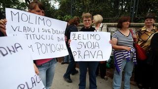Zadar, 080513.
Gazenica. Prosvjed radnica Adrie u Gazenici koje traze 9 neisplacenih placa ili otpremnine.
Na fotografiji: radnice Adrie.
Foto: Jure Miskovic / CROPIX Zadar, 080513.
Gazenica. Prosvjed radnica Adrie u Gazenici koje traze 9 neisplacenih placa ili otpremnine.
Na fotografiji: radnice Adrie.
Foto: Jure Miskovic / CROPIX