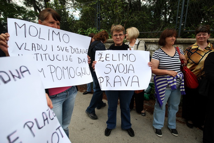Zadar, 080513.
Gazenica. Prosvjed radnica Adrie u Gazenici koje traze 9 neisplacenih placa ili otpremnine.
Na fotografiji: radnice Adrie.
Foto: Jure Miskovic / CROPIX Zadar, 080513.
Gazenica. Prosvjed radnica Adrie u Gazenici koje traze 9 neisplacenih placa ili otpremnine.
Na fotografiji: radnice Adrie.
Foto: Jure Miskovic / CROPIX