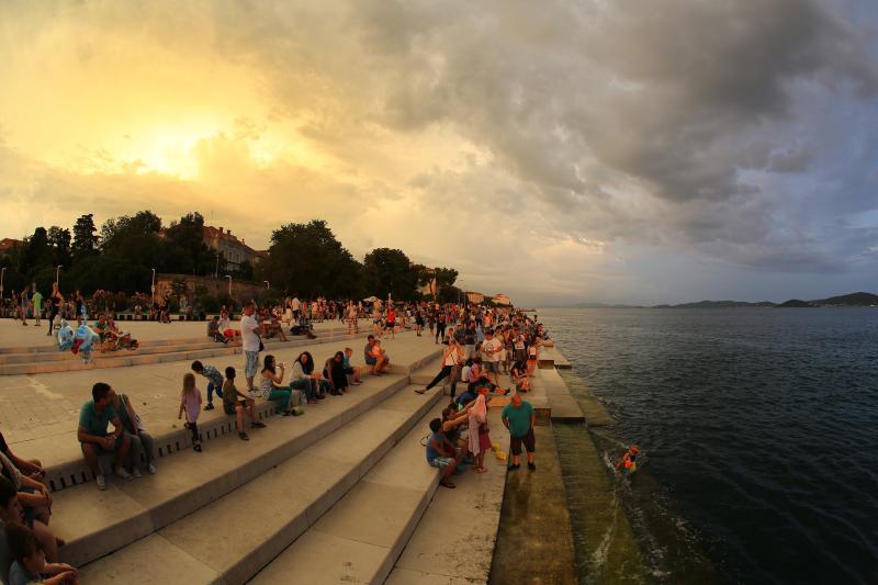 Zadrani i njihovi gosti jučer su mogli svjedociti nevjerojatnom zalasku sunca,
Photo: Filip Brala/PIXSELL Zadrani i njihovi gosti jučer su mogli svjedociti nevjerojatnom zalasku sunca,
Photo: Filip Brala/PIXSELL