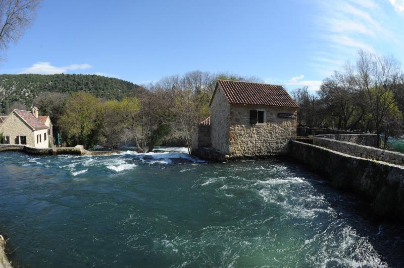 Obilaskom Nacionalnog parka Krka posjetitelji su obilježili 13. ožujka – Međunarodni dan rijeka. Photo: Hrvoje Jelavić/PIXSELL Obilaskom Nacionalnog parka Krka posjetitelji su obilježili 13. ožujka – Međunarodni dan rijeka. Photo: Hrvoje Jelavić/PIXSELL