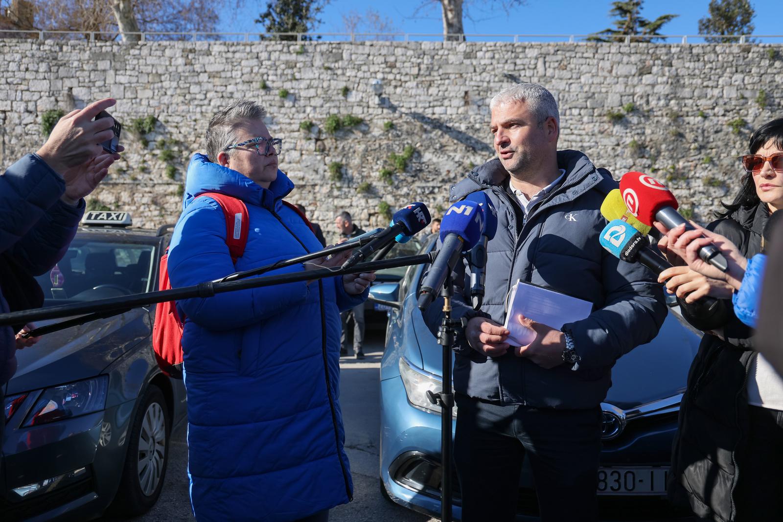 Taksisti prosvjeduju u Zadru