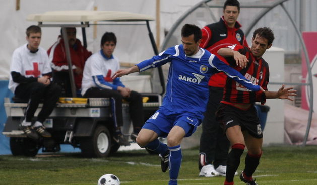 Zadar, 200310
Nogometna utakmica  T Com 1.HNL NK Zadar – NK Medjimurje. Stadion Stanovi u Zadru. 
Igrac Zadra (plavi) Zelimir Terkes.
Foto: Jure Miskovic / CROPIX