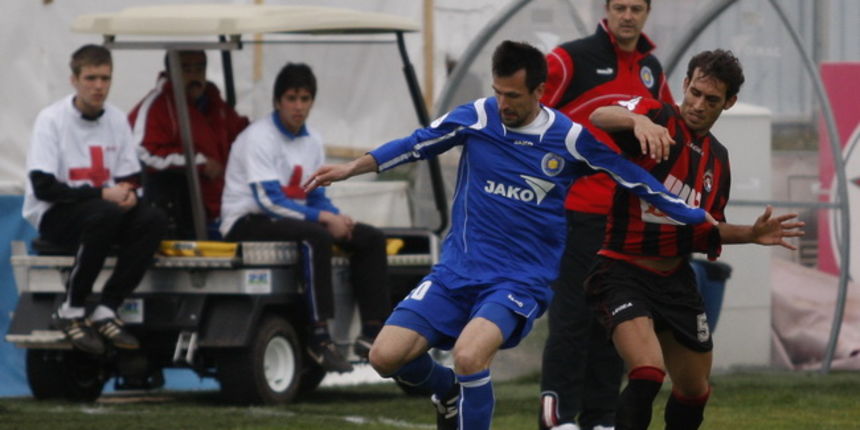 Zadar, 200310
Nogometna utakmica T Com 1.HNL NK Zadar – NK Medjimurje. Stadion Stanovi u Zadru.
Igrac Zadra (plavi) Zelimir Terkes.
Foto: Jure Miskovic / CROPIX Zadar, 200310
Nogometna utakmica T Com 1.HNL NK Zadar – NK Medjimurje. Stadion Stanovi u Zadru.
Igrac Zadra (plavi) Zelimir Terkes.
Foto: Jure Miskovic / CROPIX