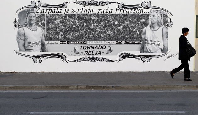 Zadar, 171011.
Zavrsen je mural autora Dina Devica na Relji koji je napravljen u cast Jazinama. Na muralu su i portreti bivseg vodje navijacke skupine Tornada Borisa Marina i prvog predjsednika Tornada Marka Butica.
Foto: Jure Miskovic / CROPIX