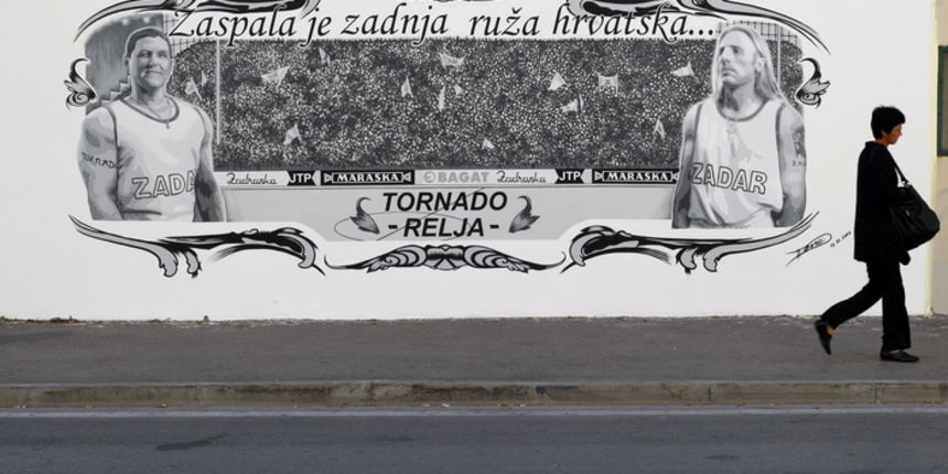 Zadar, 171011.
Zavrsen je mural autora Dina Devica na Relji koji je napravljen u cast Jazinama. Na muralu su i portreti bivseg vodje navijacke skupine Tornada Borisa Marina i prvog predjsednika Tornada Marka Butica.
Foto: Jure Miskovic / CROPIX