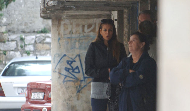 Ava Karabatic ispred zadarskog zatvora ceka red za posjetu svom decku Spiri, koji je skupa s njom optuzen za ucjenjivanje profesora Zivka Nizica. Foto: Andrija Lucic / CROPIX