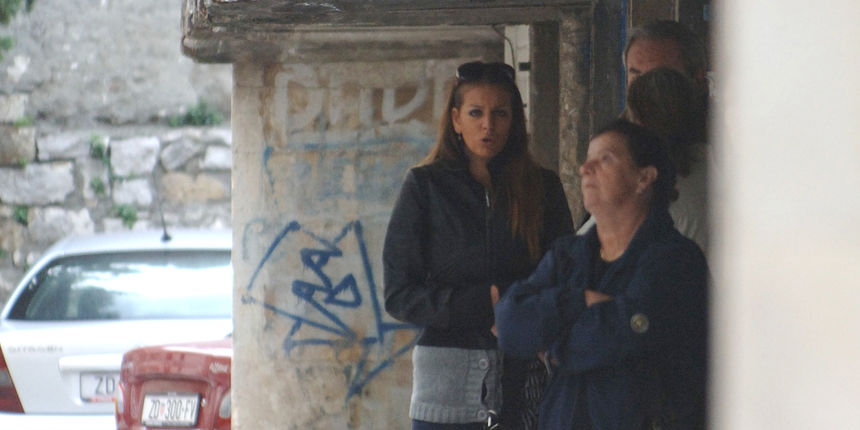 Ava Karabatic ispred zadarskog zatvora ceka red za posjetu svom decku Spiri, koji je skupa s njom optuzen za ucjenjivanje profesora Zivka Nizica. Foto: Andrija Lucic / CROPIX Ava Karabatic ispred zadarskog zatvora ceka red za posjetu svom decku Spiri, koji je skupa s njom optuzen za ucjenjivanje profesora Zivka Nizica. Foto: Andrija Lucic / CROPIX