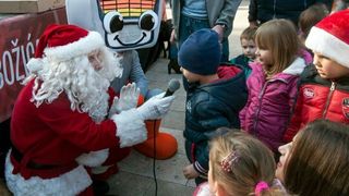 Božićnica na Novom: Radiolino, Djed božićnjak i ekipa Novog radija darivala sugrađane. Foto: Jurica Gašpar