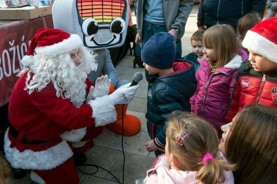 Božićnica na Novom: Radiolino, Djed božićnjak i ekipa Novog radija darivala sugrađane. Foto: Jurica Gašpar