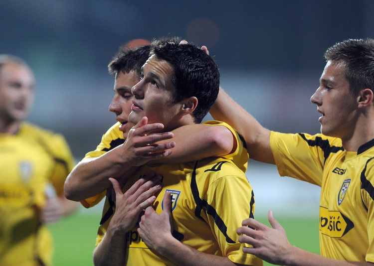 Zapresic, 151010.
Stadion NK Inter, 1. HNL, 11. kolo, seniori, susret NK Inter i NK Zadar.
Na slici: gol slavlje Antun Palic 8.
Foto: Damir Krajac / CROPIX Zapresic, 151010.
Stadion NK Inter, 1. HNL, 11. kolo, seniori, susret NK Inter i NK Zadar.
Na slici: gol slavlje Antun Palic 8.
Foto: Damir Krajac / CROPIX