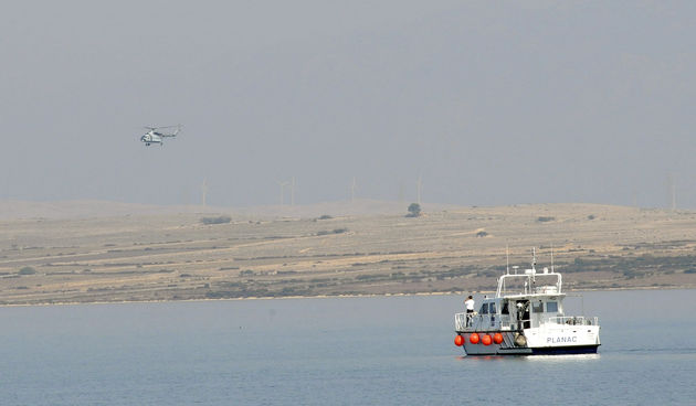 Izmedju otoka Paga i Vira traje potraga za ribarom Marijanom Jurlinom (31) iz Privlake pokraj Zadra koji se u srijedu oko podneva uputio brodicom na more i nije se vratio. Negova brodica pronadjena je jucer. Foto: Andrija Lucic / CROPIX