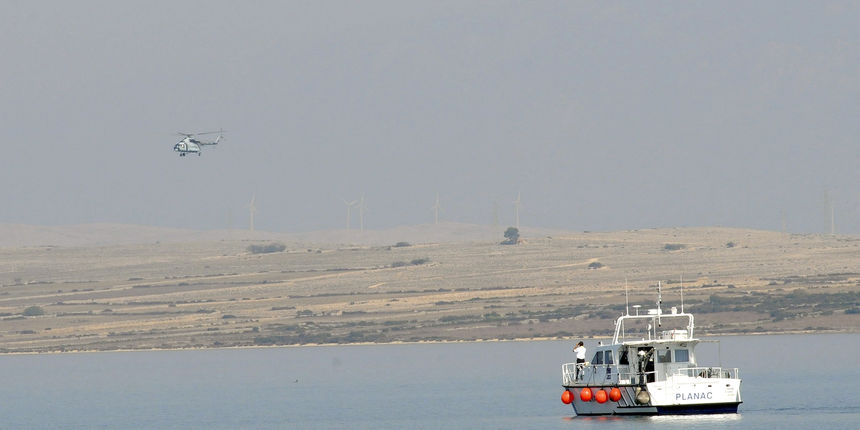 Izmedju otoka Paga i Vira traje potraga za ribarom Marijanom Jurlinom (31) iz Privlake pokraj Zadra koji se u srijedu oko podneva uputio brodicom na more i nije se vratio. Negova brodica pronadjena je jucer. Foto: Andrija Lucic / CROPIX