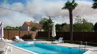 Zemaljske i zračne vatrogasne snage gase veliki šumski požar kod Crvene luke. Foto: Franjo Jurić/eBiograd Zemaljske i zračne vatrogasne snage gase veliki šumski požar kod Crvene luke. Foto: Franjo Jurić/eBiograd
