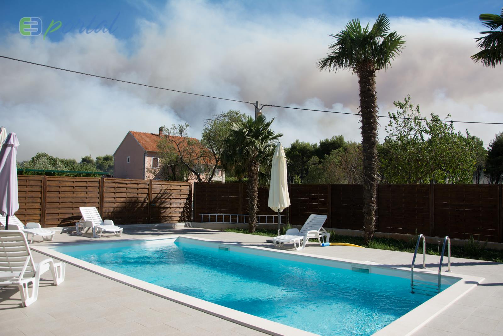 Zemaljske i zračne vatrogasne snage gase veliki šumski požar kod Crvene luke. Foto: Franjo Jurić/eBiograd Zemaljske i zračne vatrogasne snage gase veliki šumski požar kod Crvene luke. Foto: Franjo Jurić/eBiograd