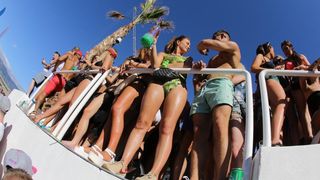 Otok Pag – Hideout festival privukao je mnogobrojnu publiku na popularnu plazu Zrce gdje se na after beach partiju u klubu Papaya plesalo cijelo poslijepodne. Photo: Filip Brala/PIXSELL