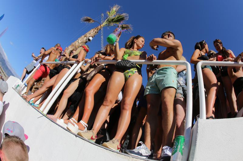 Otok Pag – Hideout festival privukao je mnogobrojnu publiku na popularnu plazu Zrce gdje se na after beach partiju u klubu Papaya plesalo cijelo poslijepodne. Photo: Filip Brala/PIXSELL