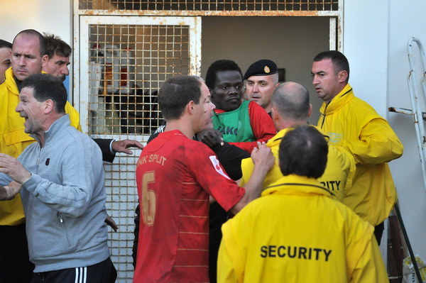 Zadar, 260513.
Stadion Stanovi.
Utakmica MAXtv 1. HNL izmedju Zadra i Splita. Nakon utakmice tamnoputi igrac Splita Belle je reagirao na rasisticke uvrede iz publike pa je doslo do naguravanja i tucnjave sa zastitarom.
Foto: Luka Gerlanc / CROPIX Zadar, 260513.
Stadion Stanovi.
Utakmica MAXtv 1. HNL izmedju Zadra i Splita. Nakon utakmice tamnoputi igrac Splita Belle je reagirao na rasisticke uvrede iz publike pa je doslo do naguravanja i tucnjave sa zastitarom.
Foto: Luka Gerlanc / CROPIX