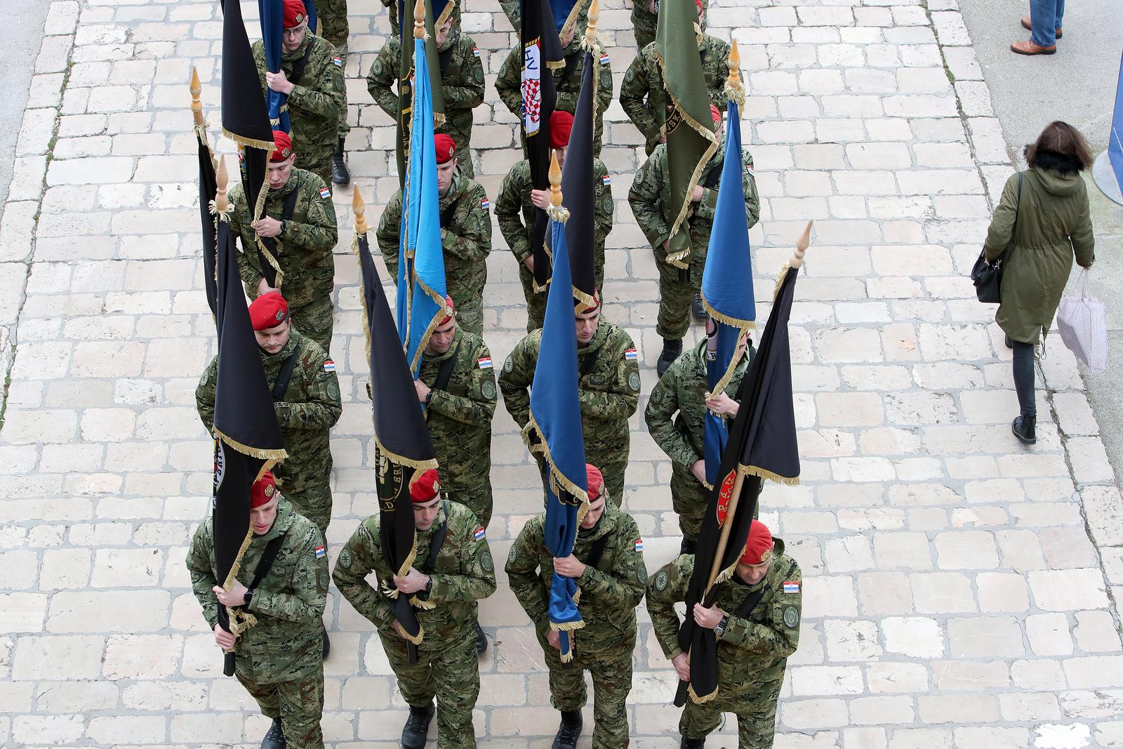 Mimohod pripadnika OSRH i MUP-a s ratnim zastavama povodom 30. obljetnice VRO Maslenica Mimohod pripadnika OSRH i MUP-a s ratnim zastavama povodom 30. obljetnice VRO Maslenica