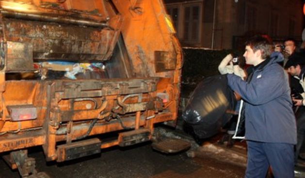 Pulski gradonačelnik radi štrajka komunalaca sam čisto smeće po gradu